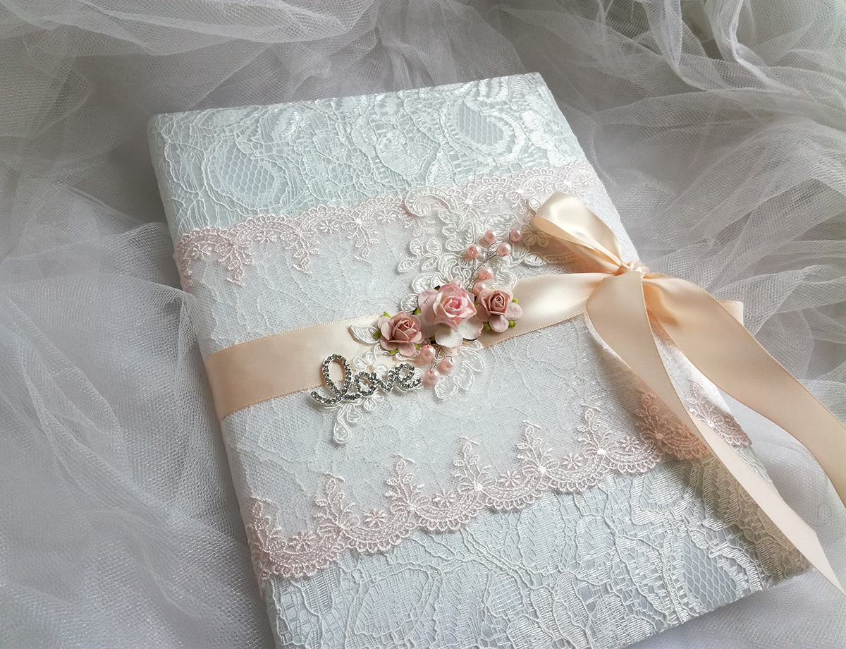 Альбомы, книги пожеланий, папки для свидетельства.