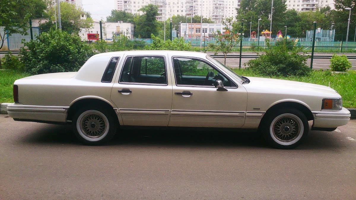 Lincoln Town Car — кадр 3 из 3