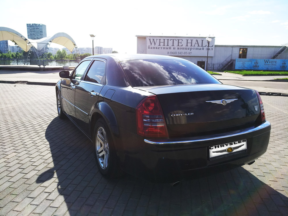 Chrysler 300C HEMI — кадр 3 из 13