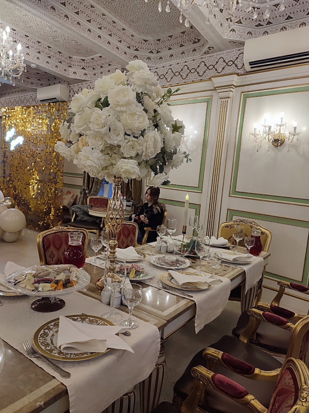 Юбилей. Фото зона и оформление длинного стола.