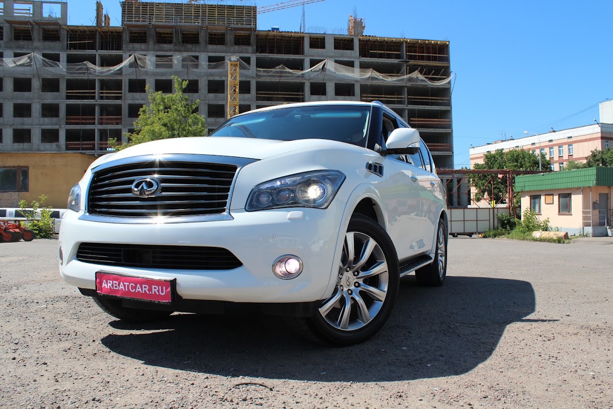 Infiniti QX56 белый с бежевым салоном