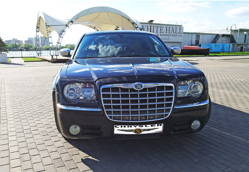 Chrysler 300C HEMI — кадр 4 из 13