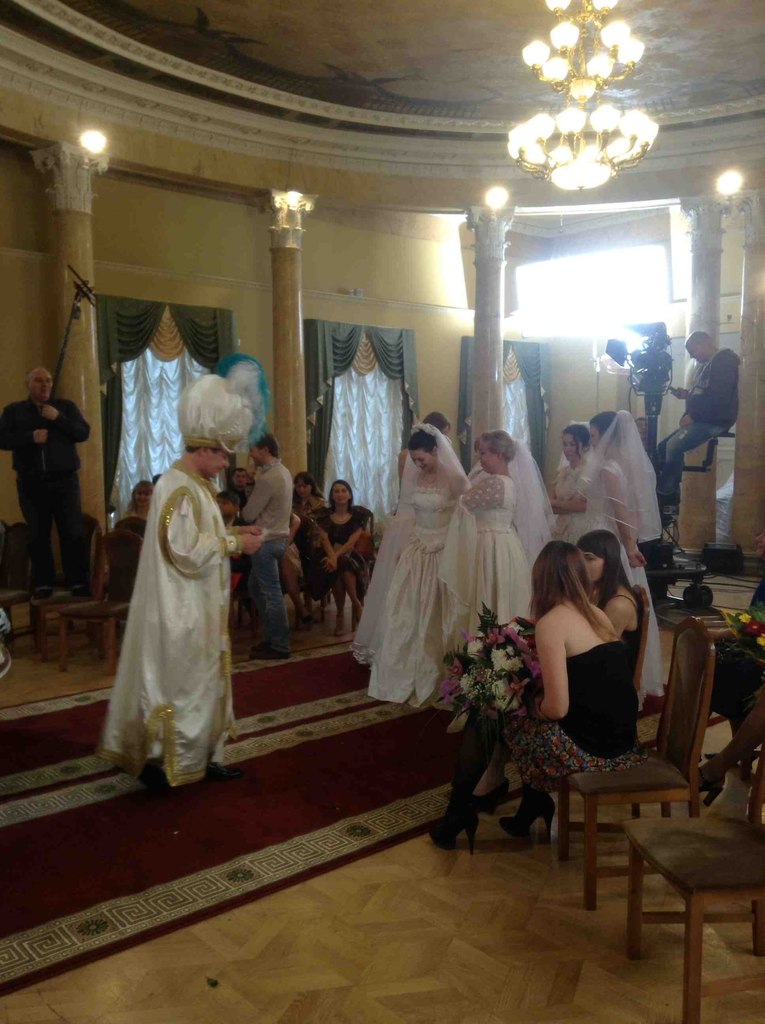 На съёмках телепередачи «6 кадров», в ЗАГСЕ
