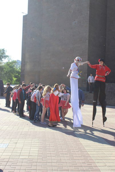 Ходулисты и живые статуи