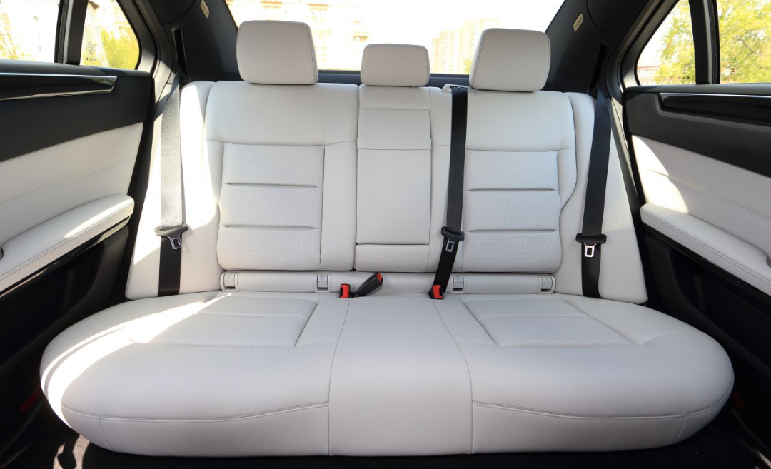 Mersedes E200 (w212) рестайлинг с бежевым салоном — кадр 3 из 4