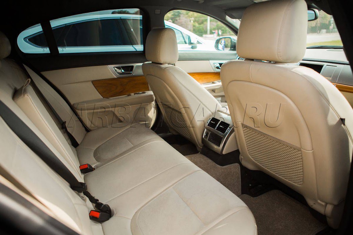 Jaguar XF черный на светлом салоне