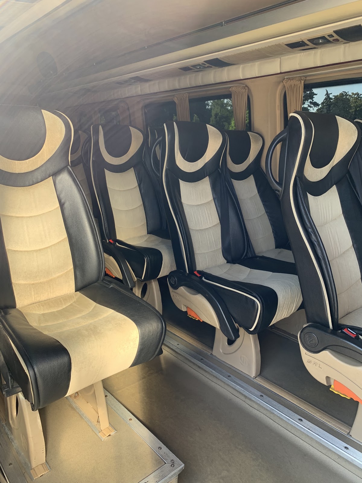 Микроавтобус — кадр 3 из 3