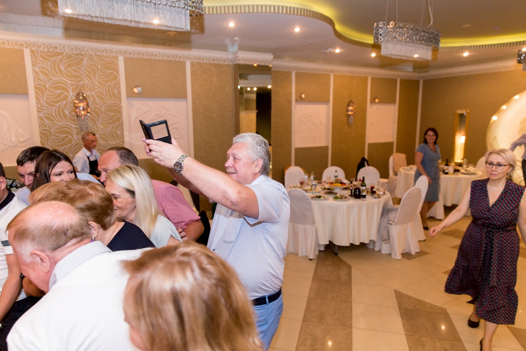 Крутим Old disco на виниловых пластинках на юбилее с настоящего проигрывателя грампластинок