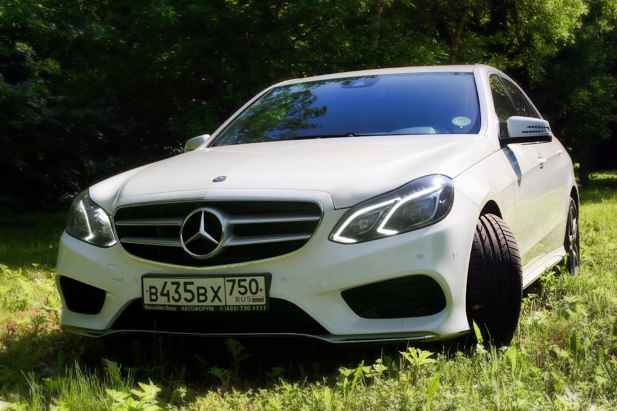 Mercedes-Benz 212 E200 AMG, белый — кадр 2 из 8