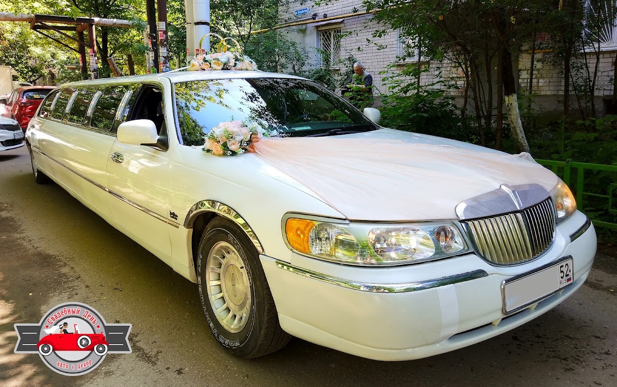Lincoln Town Car (10 мест) — кадр 2 из 4
