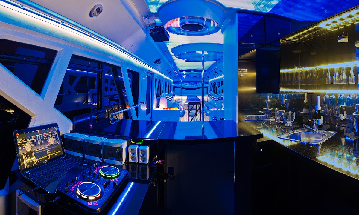 Crazy Party Bus — кадр 3 из 5