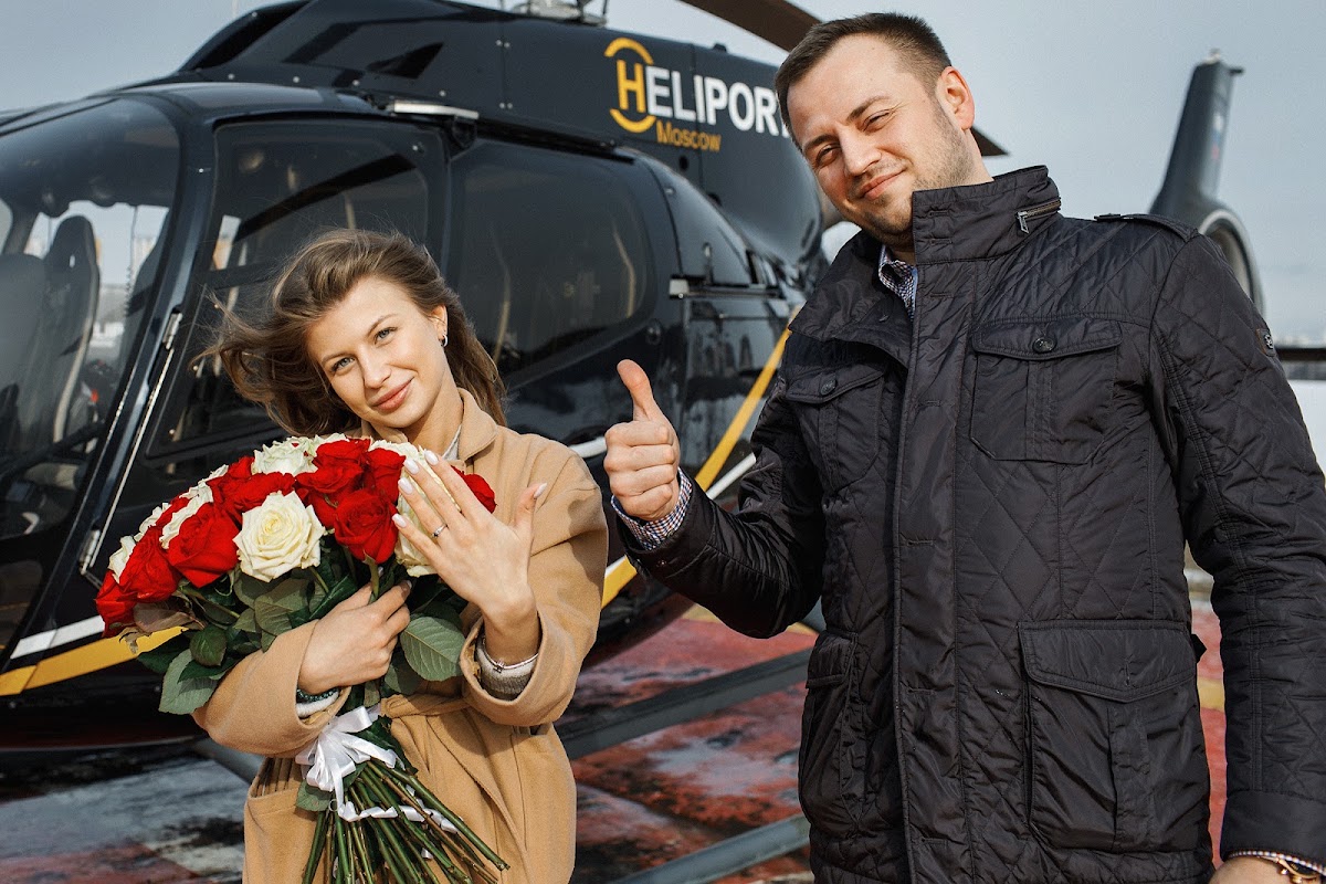 Небо. Вертолёт. Девушка.