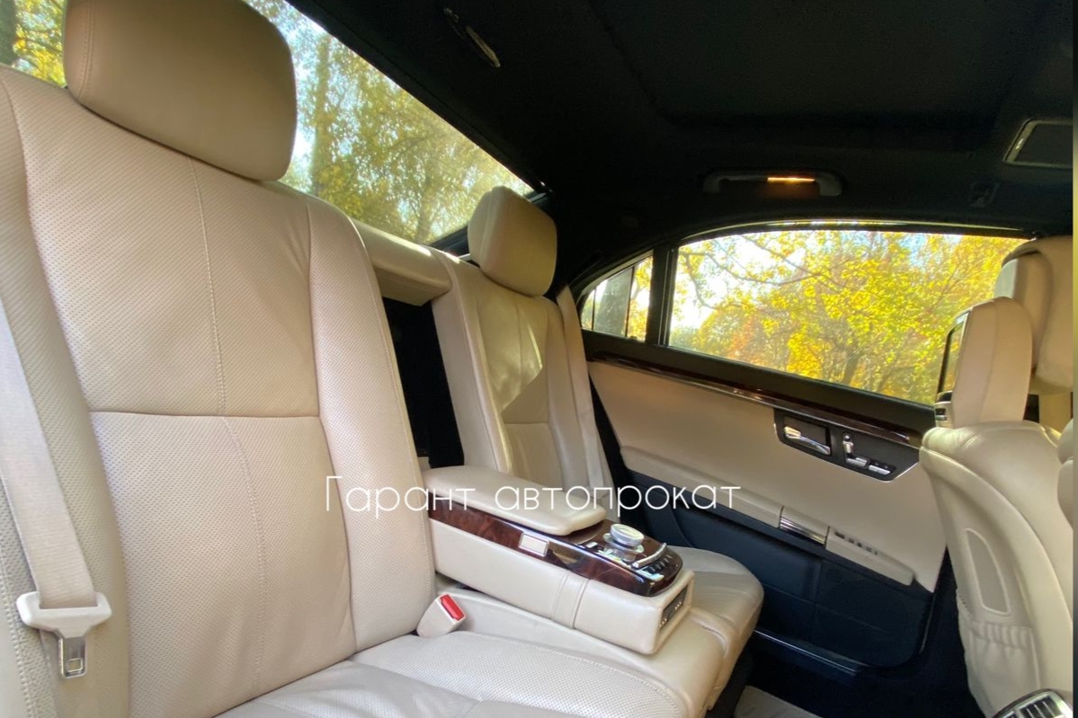 Mercedes Benz S-class 221