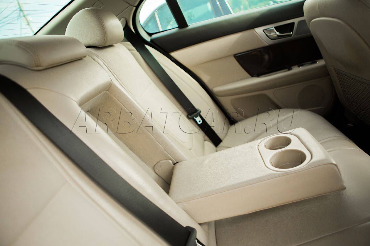 Jaguar XF белый со светлым салоном — кадр 4 из 8