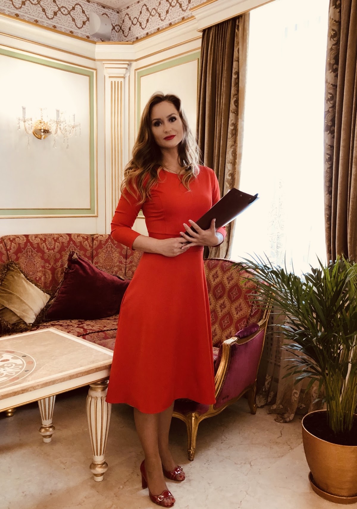 Платья и костюмы для торжеств