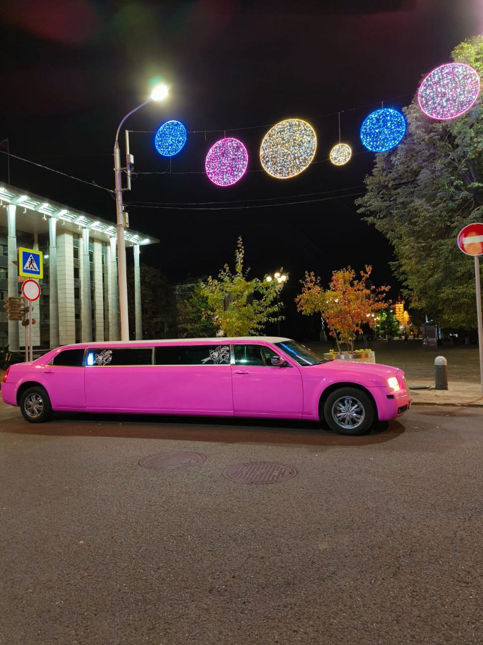 крайслер 300с "фуксия"