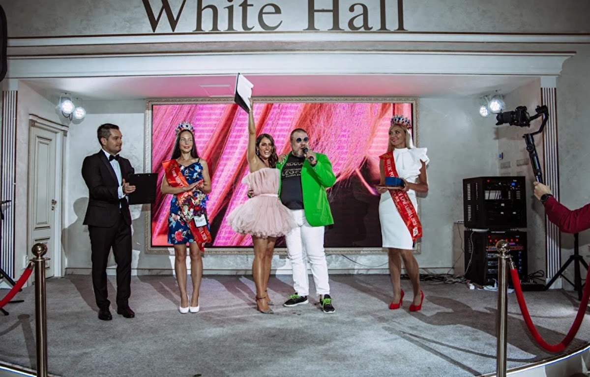 White hall — кадр 4 из 135