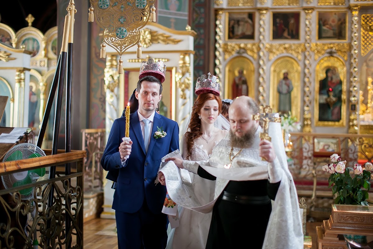 Венчание и небольшая прогулка возле церкви для Анны и Сергея