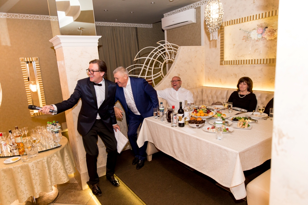 Крутим Old disco на виниловых пластинках на юбилее с настоящего проигрывателя грампластинок