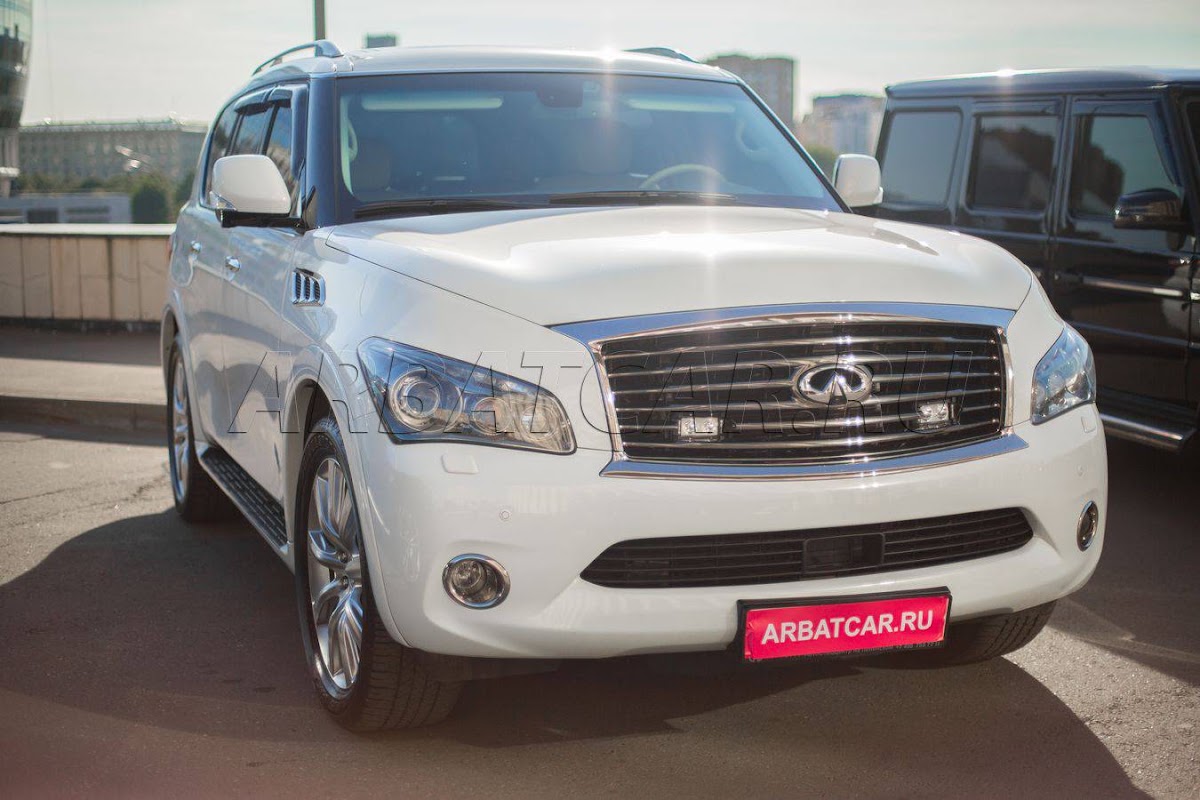 Infiniti QX56 белый с бежевым салоном