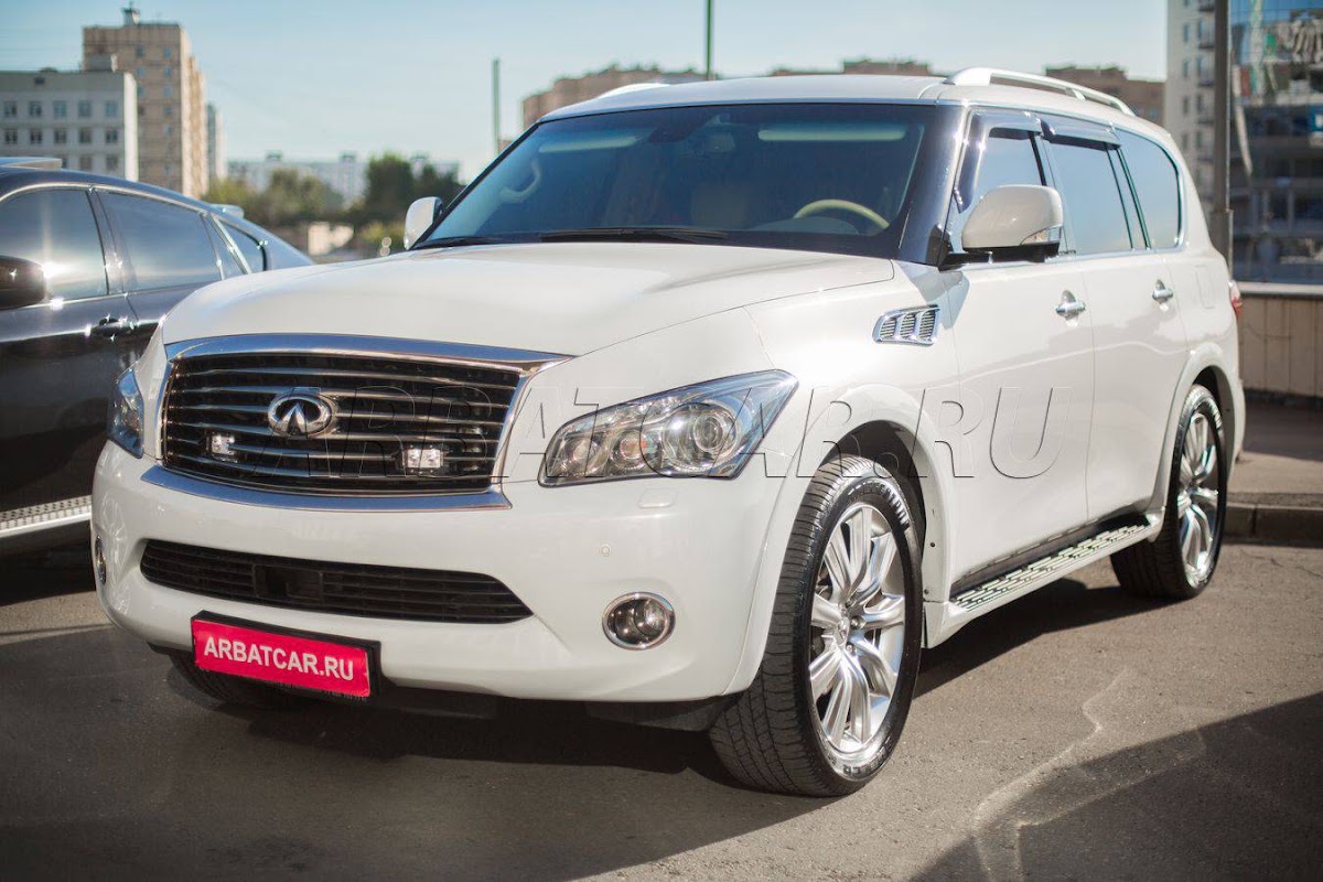 Infiniti QX56 белый с бежевым салоном