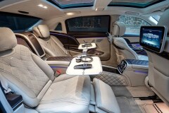 MERSEDES MAYBACH S 222 нового поколения с серебристым капотом — кадр 3 из 3