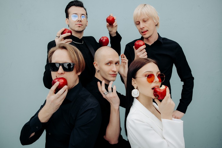 пою