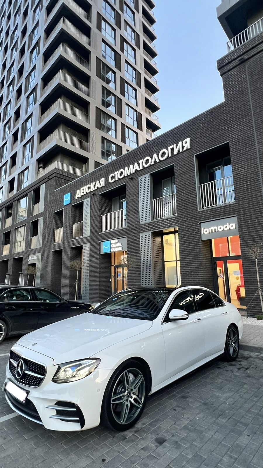 Mercedes e-class 213 AMG с панорамной крышей