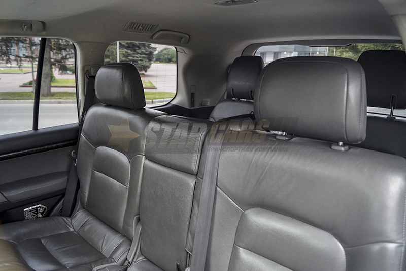 Toyota Land Cruiser 200 (silver)