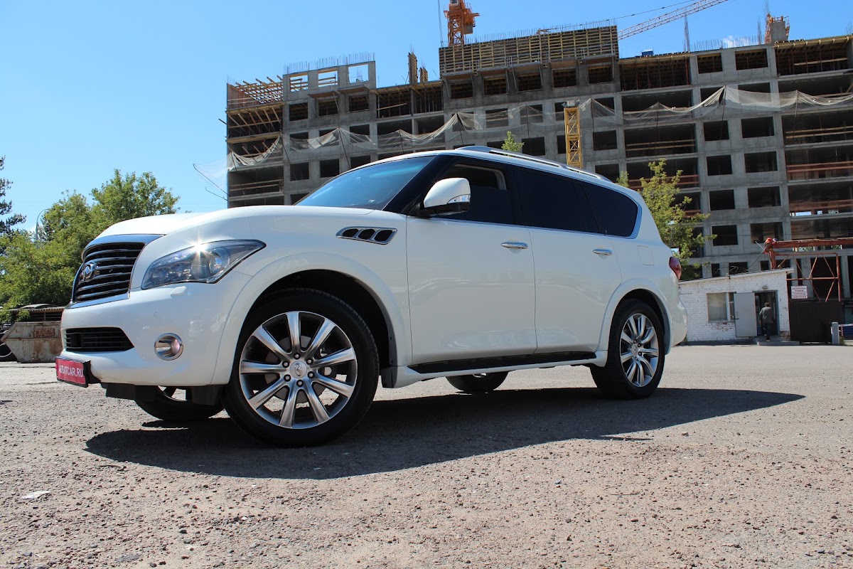 Infiniti QX56 белый с бежевым салоном