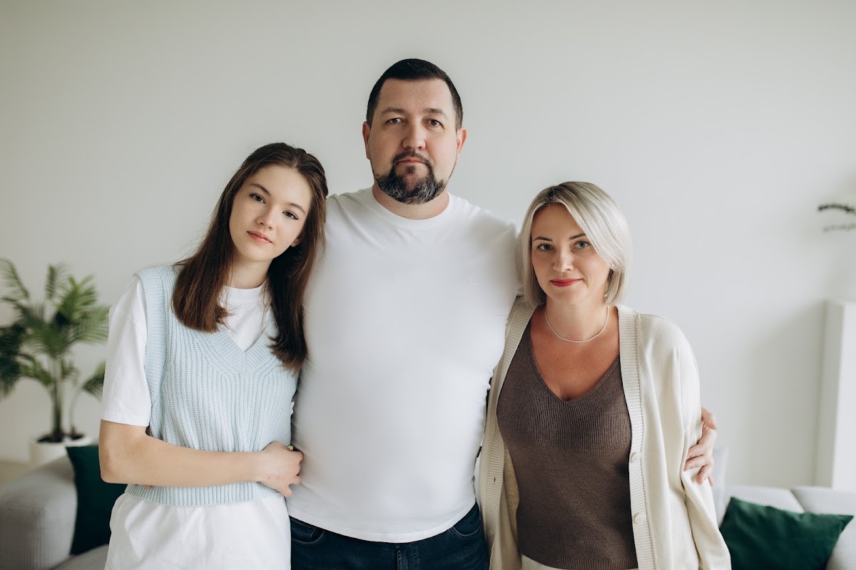 Большая семья в студии