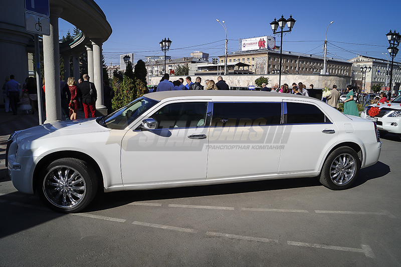 Минилим Chrysler 300C Rolls Royce Style (7 мест) — кадр 2 из 4