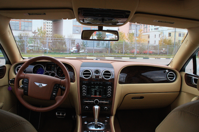 Bentley Continental Flying Spur белый с бежевым салоном