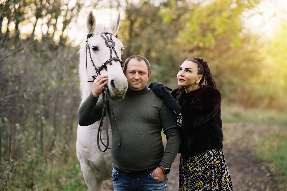где то в деревне фотосессия с лошадью и парой