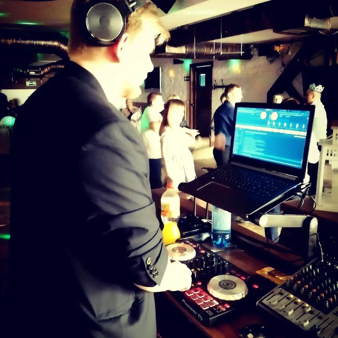 Ведущая и DJ