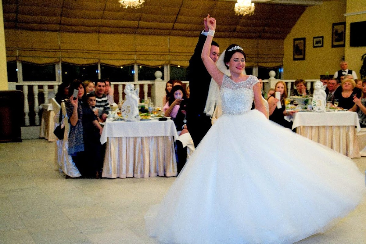 мои молодожены в вихре танца