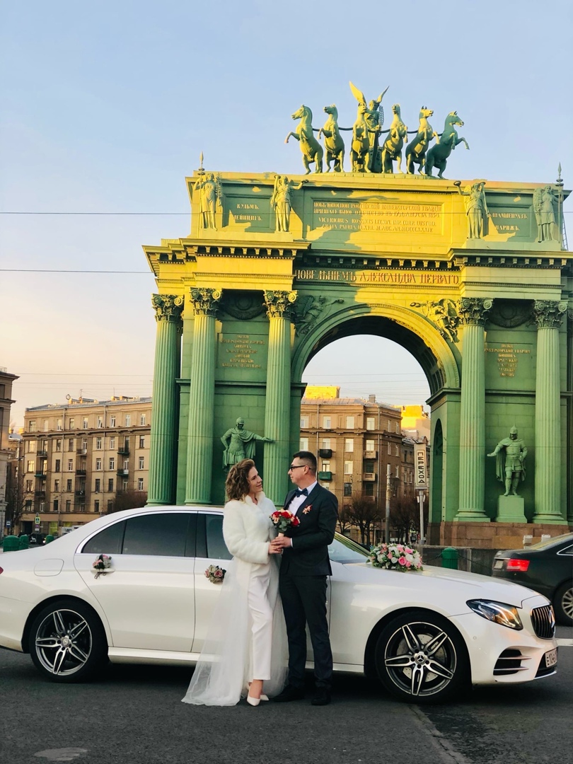 Кортеж двух из автомобилей — кадр 3 из 8