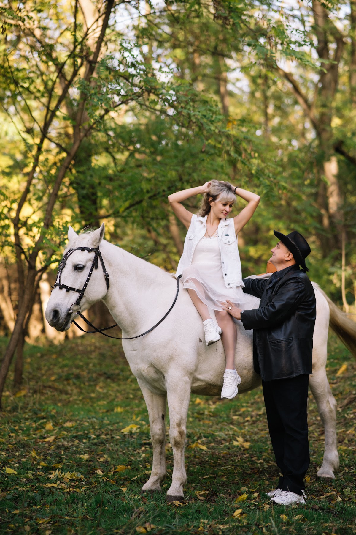 Love story с лошадью в лесу