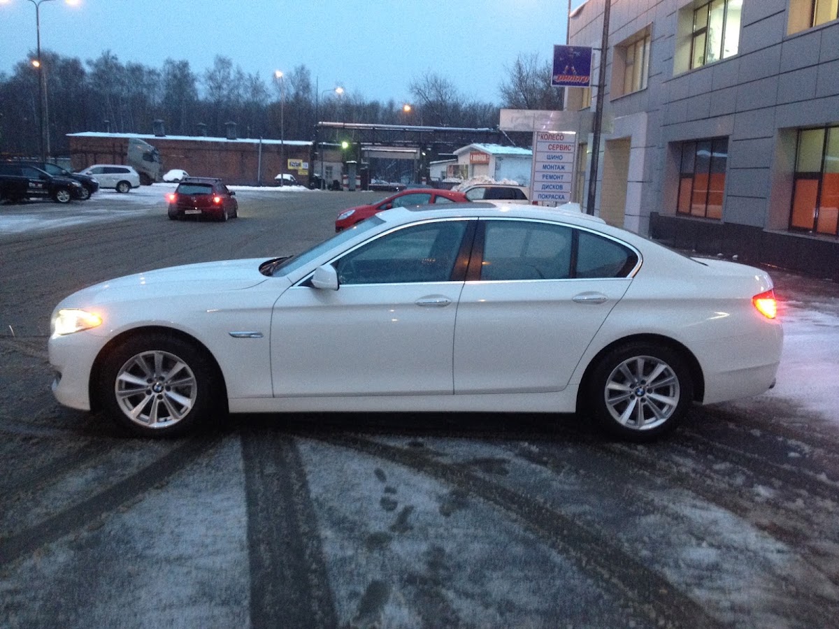 BMW 530 (F10) белый с бежевым салоном — кадр 5 из 12
