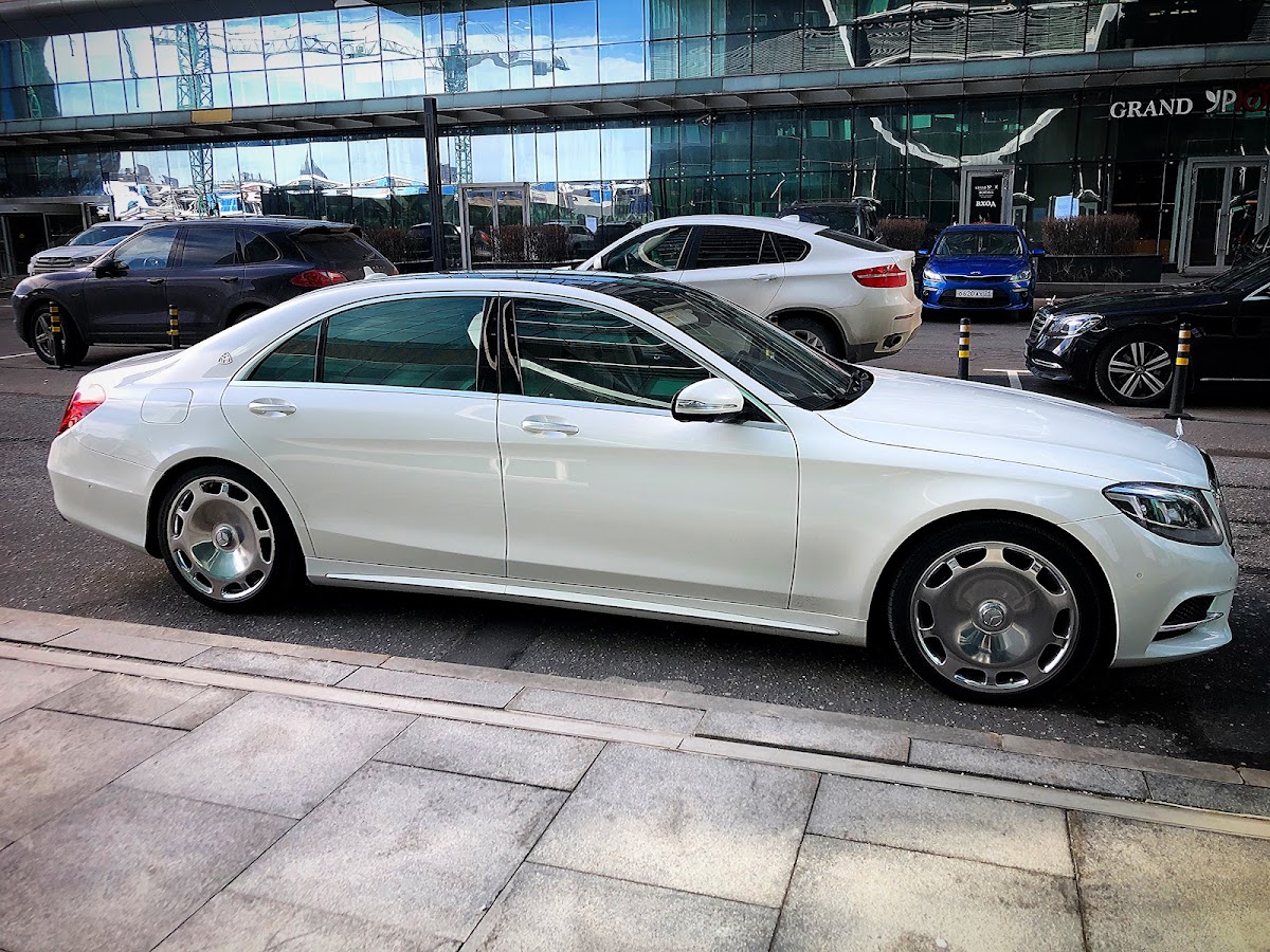 Белый Mercedes-Benz S-class (Maybach)