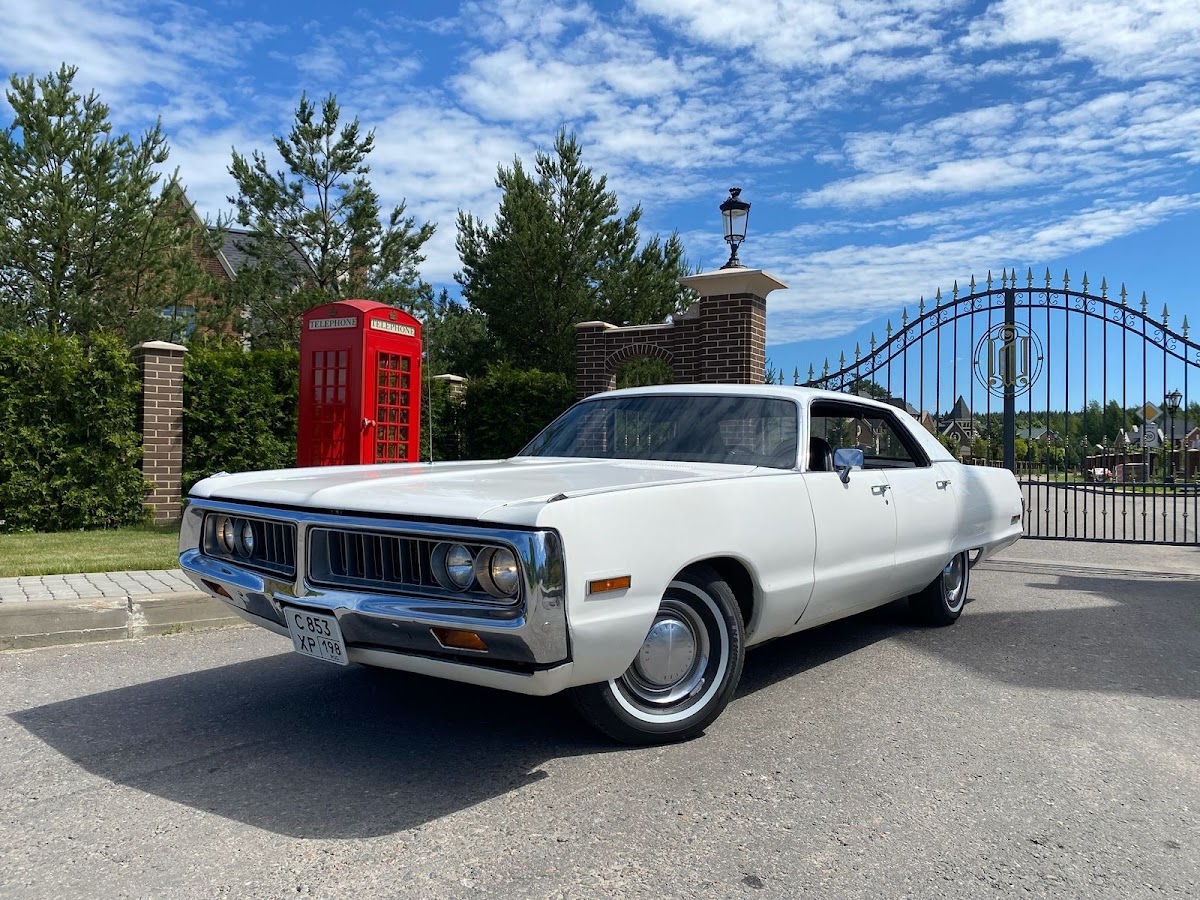 Chrysler Newport (white)