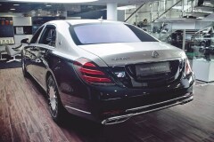 MERSEDES MAYBACH S 222 нового поколения с серебристым капотом — кадр 2 из 3