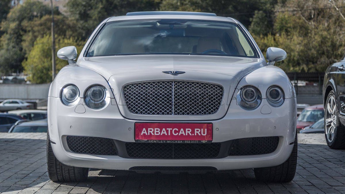 1. Bentley Continental Flying Spur — кадр 2 из 10