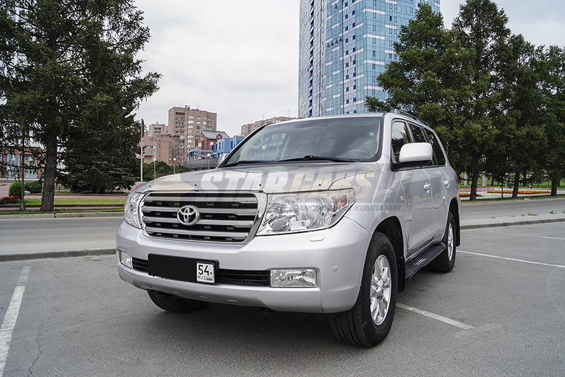 Toyota Land Cruiser 200 (silver)