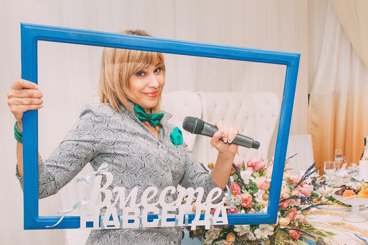 Ведущая Оксана Антонова