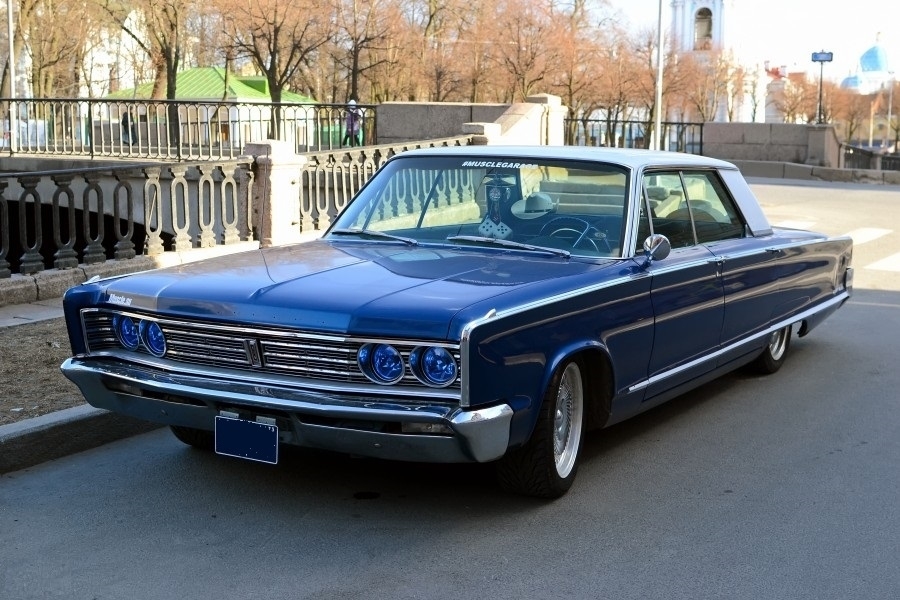 Chrysler Newport (dark blue)