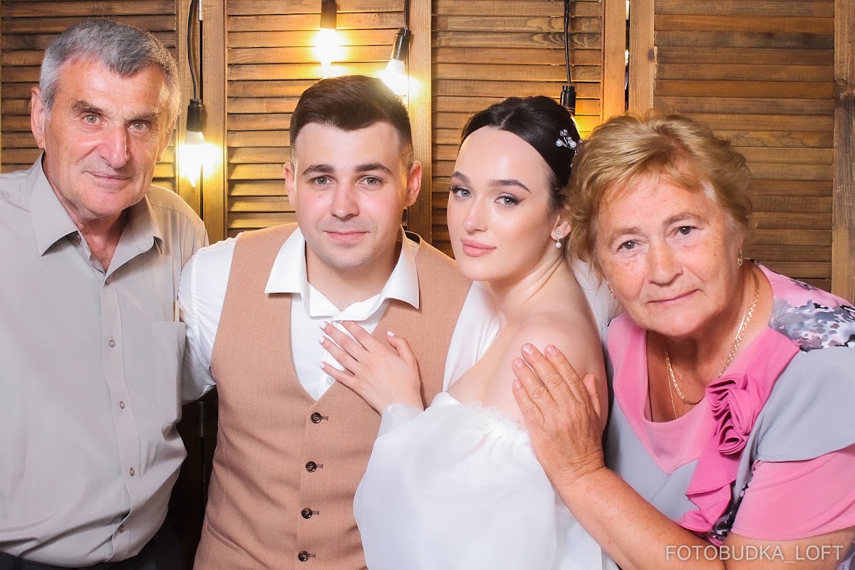 Фотобудка ЛОФТ в ресторане - Эмиральд