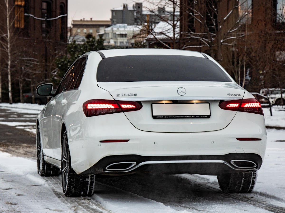 Merсedes E-class (w213) РЕСТ белый на темном салоне — кадр 4 из 6