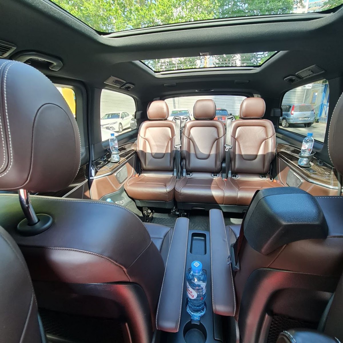 Mercedes Benz V-class с  панорамной крышей, на коричневом салоне.