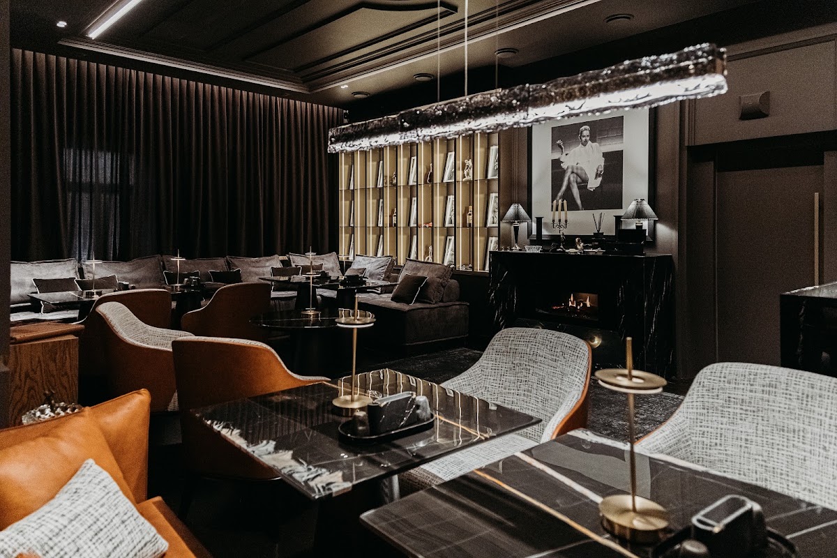 CABINET LOUNGE